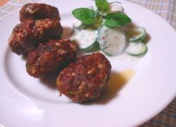エスニック肉団子とキュウリのオレガノ風味サラダ