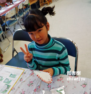 紐通してフェルトの小銭入れを作ってくれた小学生の女の子