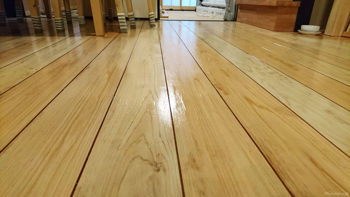 柿渋落として塗りなおした桧の床