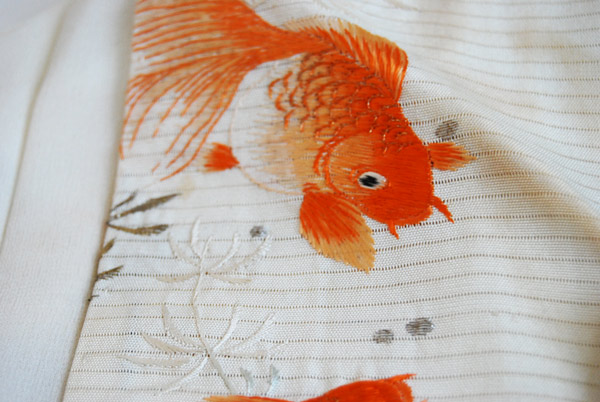金魚刺繍の黒　半袖カットソー　38 Tシャツ 和柄 金魚刺繍（黒）和柄半袖Tシャツ 絡繰魂 : 祭屋 そ