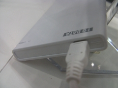 下側の装置のUSB端子付近