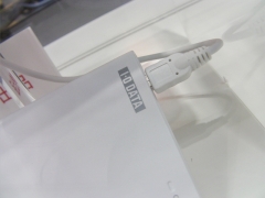 下部装置から伸びたUSBケーブルが