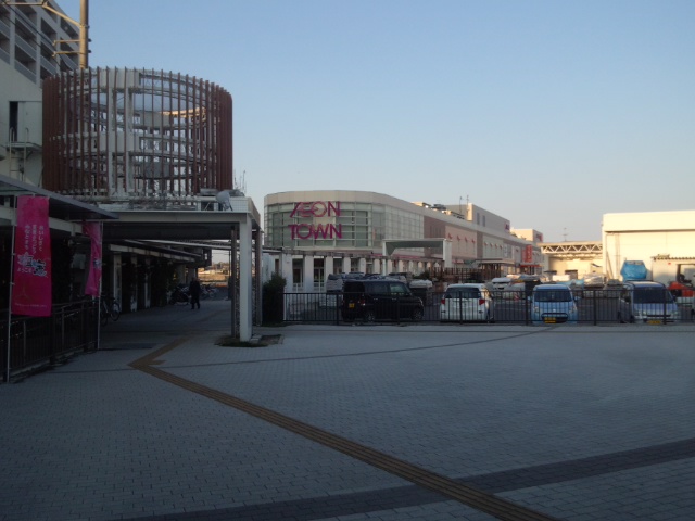 イオンタウン駅側から
