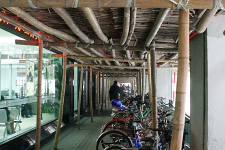 竹の足場の下の歩道