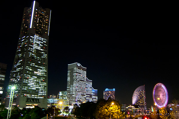 桜木町駅から見えるみなとみらいの夜景