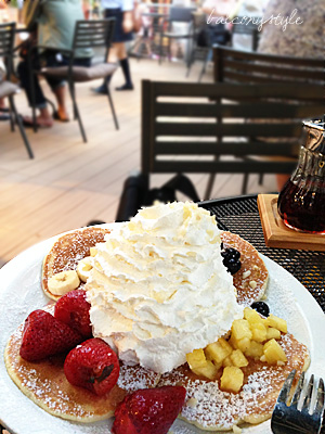 エッグスンシングスのパンケーキサンプラー