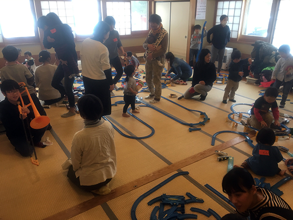プラレール遊び