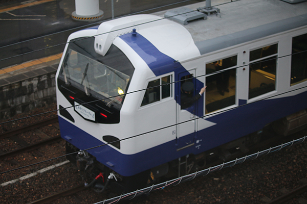 あきたクルーズ号(クルーズ船専用列車)が秋田総合車両センターへ