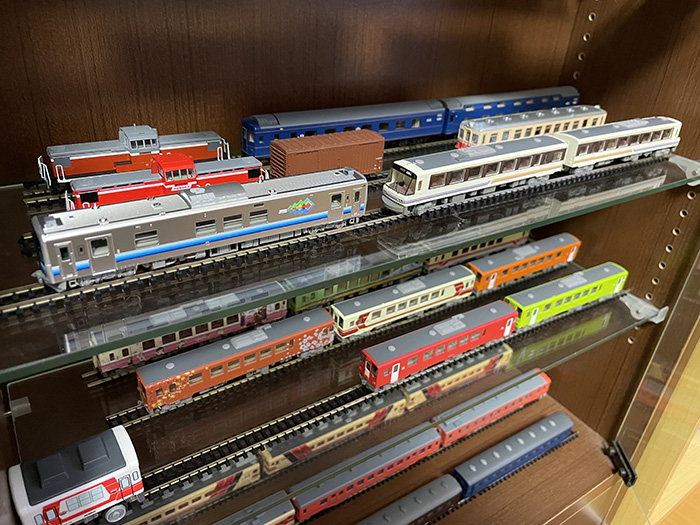 TOMIXのGV-E400系秋田色と実車を比べて | 親子鉄&秋田の鉄道ブログ TOMIXのGV-E400系秋田色と実車を比べて | 親子鉄&秋田の鉄道ブログ