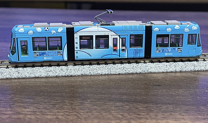 転スララッピング電車のNゲージ模型（広島電鉄ヴァージョン