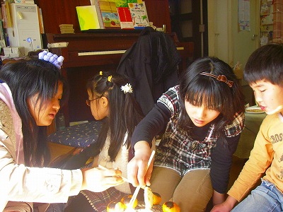 24日のお餅焼きの中学生