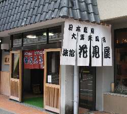 内風呂はプールみたいでした。庭園露天風呂はとてもきれいでした!