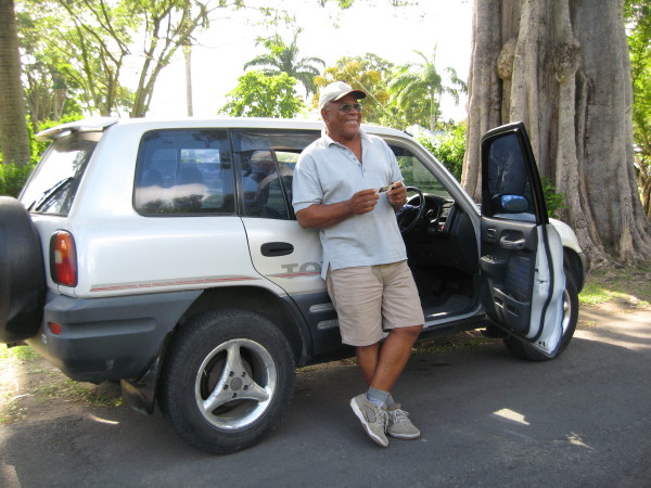 Dominica¡¡Celier¤ÈTOYOTA¤ÎRAV£´.JPG