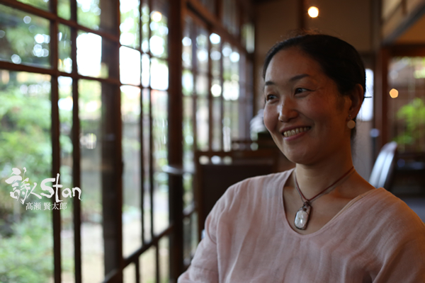 アオカフェ窓美子600.jpg
