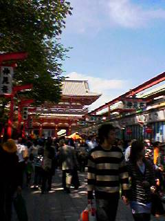 浅草はごった返す