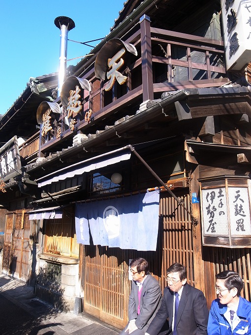 土手の伊勢屋外観