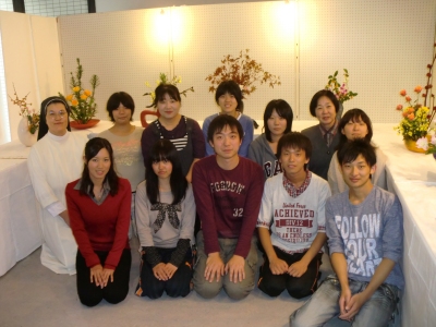 聖カタリナ大学の華道部の個性あふれる作品