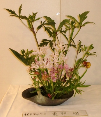 聖カタリナ大学の華道部の個性あふれる作品2012
