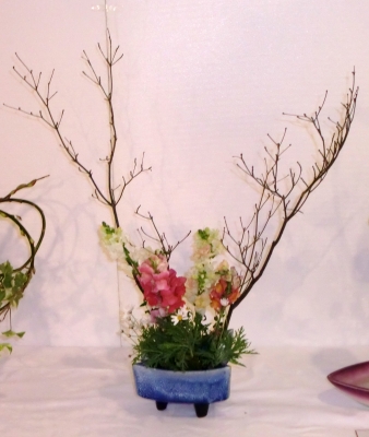 聖カタリナ大学の華道部の個性あふれる作品2012