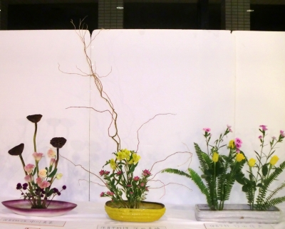 聖カタリナ大学の華道部の個性あふれる作品2012