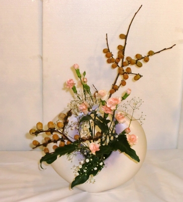 聖カタリナ大学の華道部の個性あふれる作品2012