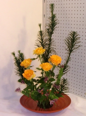 聖カタリナ大学の華道部の個性あふれる作品2012