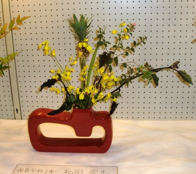 聖カタリナ大学の華道部の個性あふれる作品2012