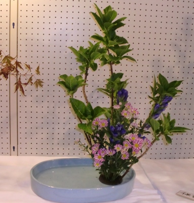 聖カタリナ大学の華道部の個性あふれる作品2012