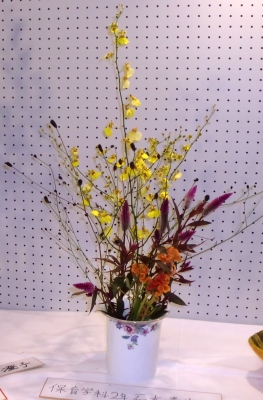聖カタリナ大学の華道部の個性あふれる作品2012