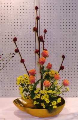 聖カタリナ大学の華道部の個性あふれる作品2012