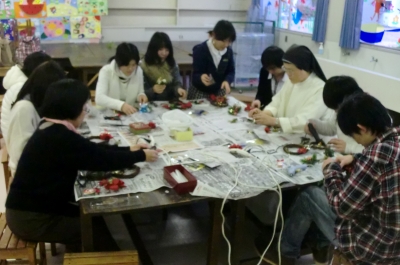 聖カタリナ大学華道部のクリスマスリース作り