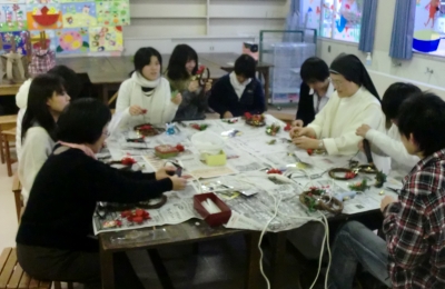 聖カタリナ大学華道部のクリスマスリース作り