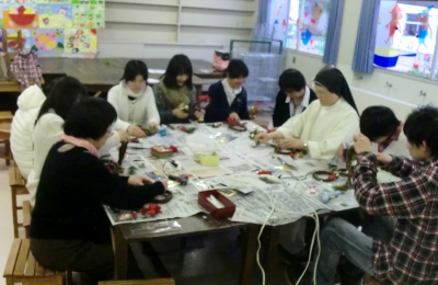 聖カタリナ大学華道部のクリスマスリース作り