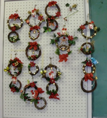 聖カタリナ大学華道部のクリスマスリース作り