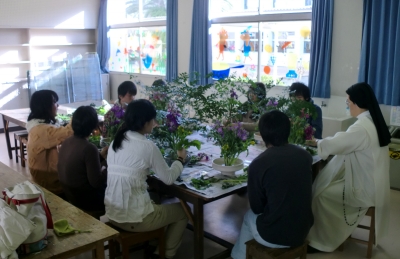 今日は聖カタリナ大学の華道部のレッスン日でした