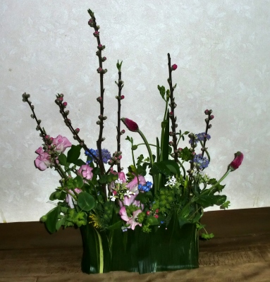 器を作る葉物で生花アレンジメント