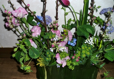 器を作る葉物で生花アレンジメント