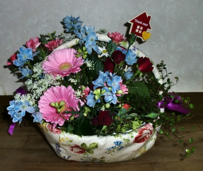 フラワープリントで可愛くカゴの生花アレンジメント