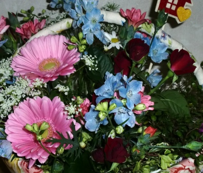 フラワープリントで可愛くカゴの生花アレンジメント