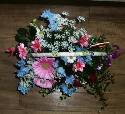 フラワープリントで可愛くカゴの生花アレンジメント