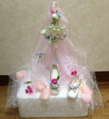 ディスプレイのバレリーナセットで生花アレンジメント