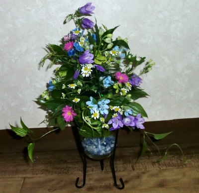 コンパクトディスクを使った初夏の生花アレンジメント