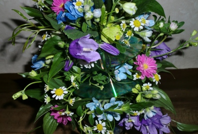 コンパクトディスクを使った初夏の生花アレンジメント