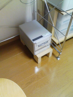 デスク下