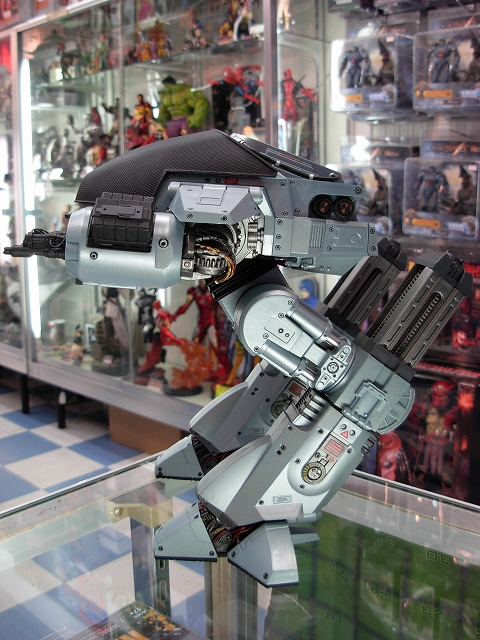 ネカの『ロボコップ/ ED-209 10インチ アクションフィギュア with