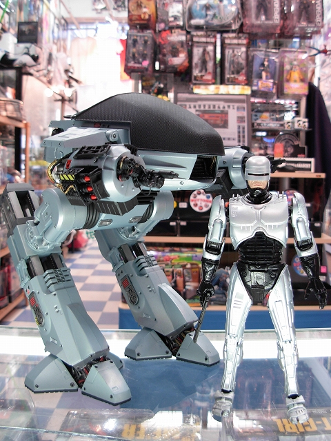 ネカの『ロボコップ/ ED-209 10インチ アクションフィギュア ネカの『ロボコップ/ ED-209 10インチ アクションフィギュア