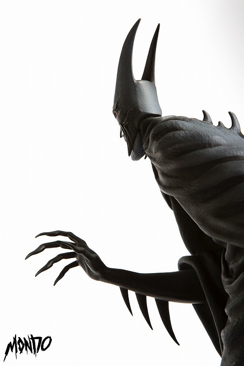 闇夜に浮かぶ血に飢えた姿…。モンドのアートコレクション新作に