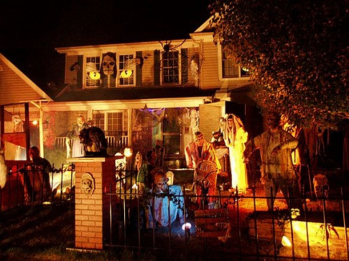 mighty-lists-13-cool-home-halloween-displays-of-late-coolhousehaunt-main-full.jpg