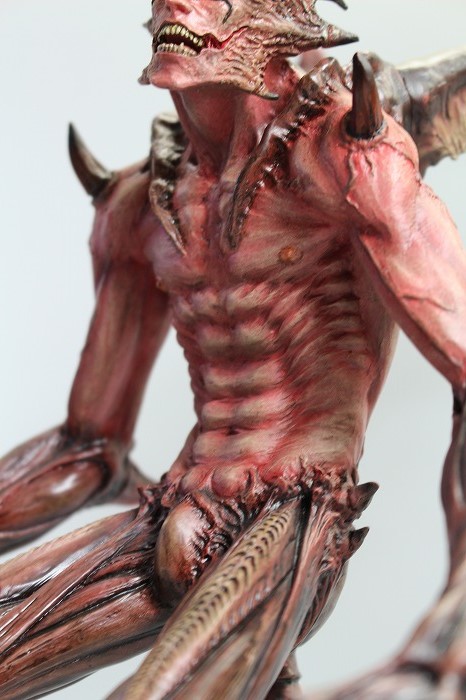 返り血を浴び続けたかのような深紅の肉体！Gecco『AMON デビルマン