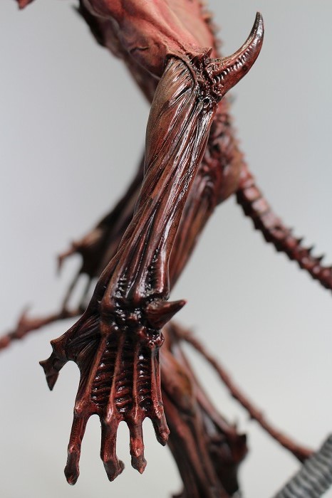 返り血を浴び続けたかのような深紅の肉体！Gecco『AMON デビルマン